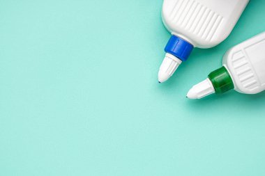 Renk arkaplanına yapıştırıcı şişeleri