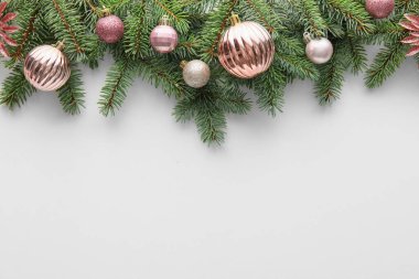 Beyaz arka planda fidan dalları ve Noel topları