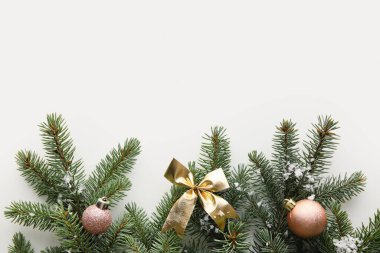Beyaz arka planda izole edilmiş güzel Noel süslemeleri olan Firavun dalları