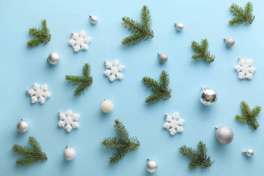 Güzel Noel süslemeleri ve köknar dalları