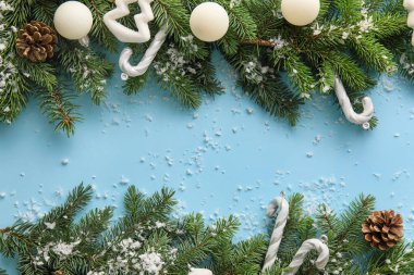 Noel kompozisyonu köknar dalları, çam kozalakları ve renk arkaplanı üzerine dekorasyonlar