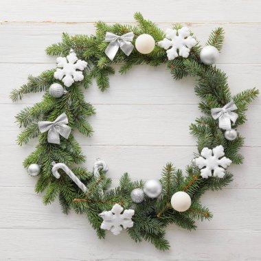 Hafif ahşap arka plan üzerinde güzel Noel çelenk