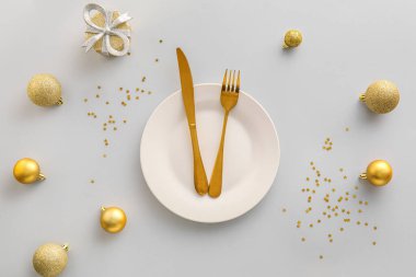 Işık arka planında Noel topları olan güzel bir masa.