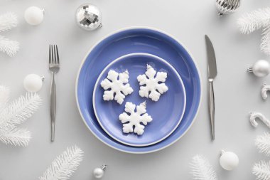 Işık arka planında Noel dekoru olan güzel masa ayarları