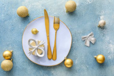 Grunge arka planında Noel topları olan güzel bir masa.