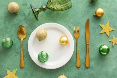 Yeşil arka planda Noel dekoru olan güzel bir masa.