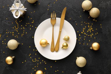 Karanlık arka planda Noel topları olan güzel bir masa.