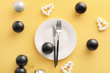 Sarı arka planda Noel dekoru olan güzel bir masa.