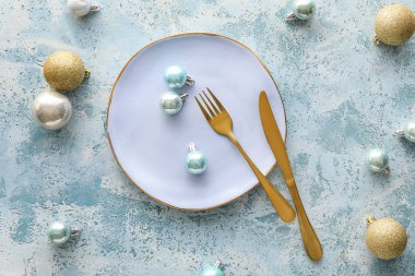 Grunge arka planında Noel topları olan güzel bir masa.