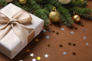 Köknar dalları, Noel baloları ve renk arkaplanı hediyeli kompozisyon, yakın plan
