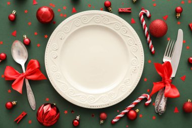 Yeşil arka planda Noel süslemeleri olan güzel bir masa.