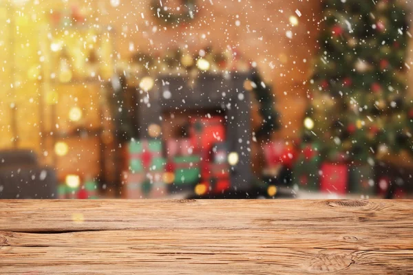 Lege Houten Tafel Tegen Wazig Interieur Ingericht Voor Kerstmis — Stockfoto