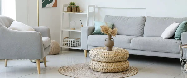 Interieur Woonkamer Met Rotan Poef Fauteuil Bank — Stockfoto