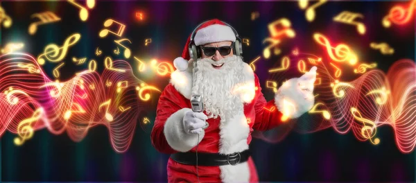 Havalı Noel Baba Mikrofonuyla Karanlık Arka Planda Müzik Dinliyor — Stok fotoğraf