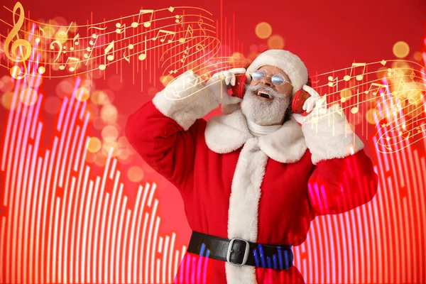 Cool Santa Claus Escuchando Música Sobre Fondo Rojo —  Fotos de Stock