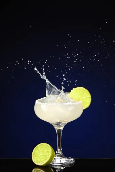 Glas Lekkere Margarita Cocktail Met Spetters Donkere Achtergrond — Stockfoto