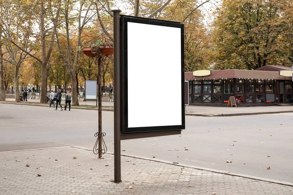 Şehir caddesinde modern boş reklam panosu
