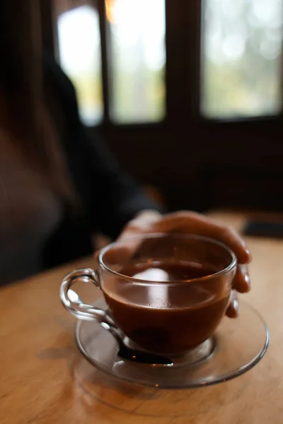 Frau Trinkt Heißen Espresso Tisch Café — Stockfoto