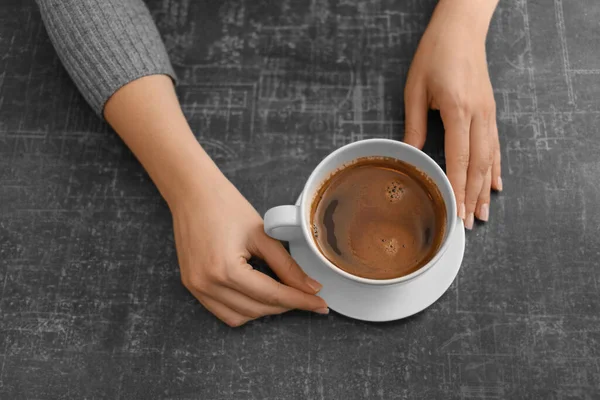 Mujer Bebiendo Café Caliente Mesa Cafetería — Foto de Stock