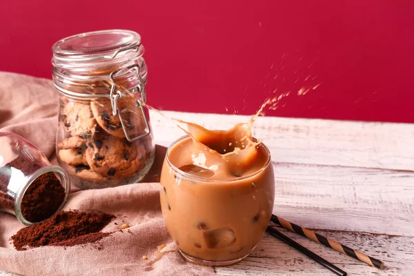 Glass Delicious Iced Coffee Splashes Jar Cookies Table — Stock Photo, Image