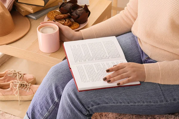 Woman Cup Coffee Reading Book Home — Stock Photo, Image