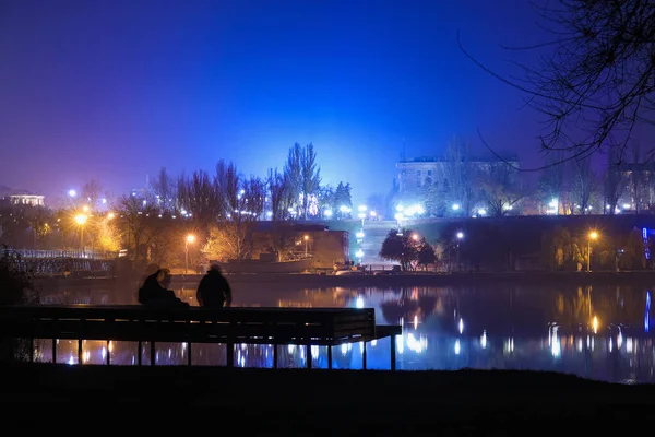 Widok Rzeki Miasta Świecącymi Światłami Nocy — Zdjęcie stockowe