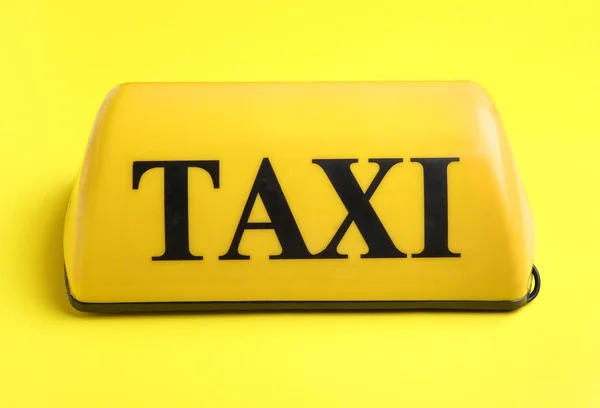 黄色の背景にタクシーの屋根の標識 — ストック写真