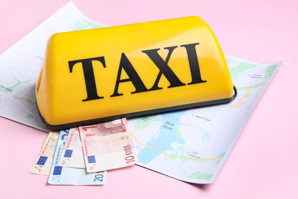 Señal Techo Taxi Amarillo Mapa Billetes Euros Sobre Fondo Rosa — Foto de Stock