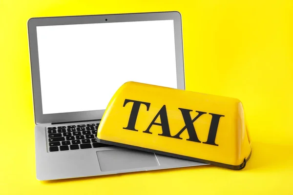 Taxi Tető Jel Modern Laptop Sárga Háttér — Stock Fotó