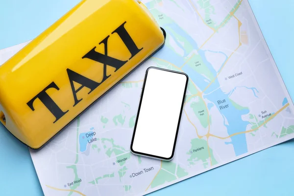 Κίτρινη Πινακίδα Οροφής Ταξί Χάρτη Και Κινητό Τηλέφωνο Μπλε Φόντο — Φωτογραφία Αρχείου