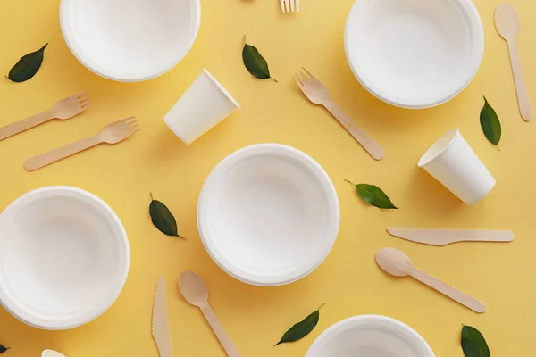 Eco Plates Cutlery Cups Plant Leaves Yellow Background — Stock Photo, Image