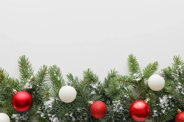 Samenstelling Met Sparren Takken Kerstballen Witte Achtergrond — Stockfoto