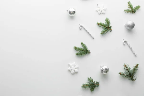 Composición Con Ramas Abeto Hermosas Decoraciones Navideñas Sobre Fondo Blanco —  Fotos de Stock