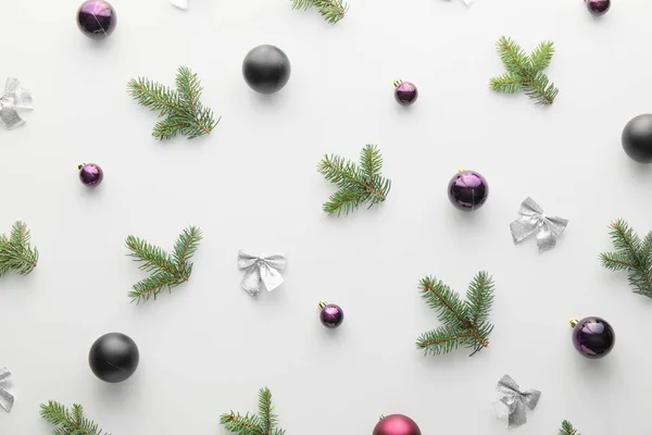 白い背景に白い枝と美しいクリスマスの装飾 — ストック写真