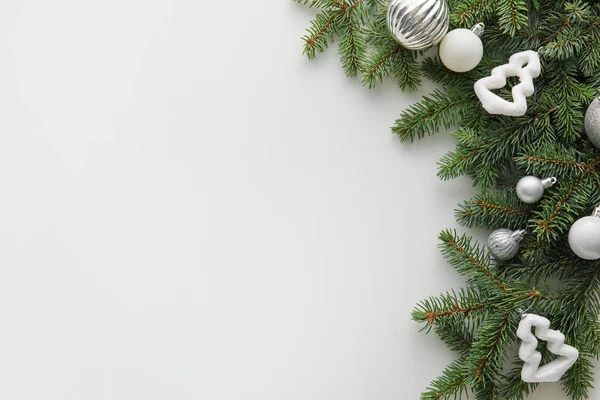 Jedle Větve Krásnými Vánoční Dekorace Bílém Pozadí — Stock fotografie