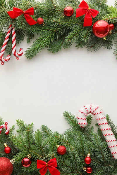 Hermosa Composición Navideña Con Ramas Abeto Decoraciones Aisladas Sobre Fondo —  Fotos de Stock