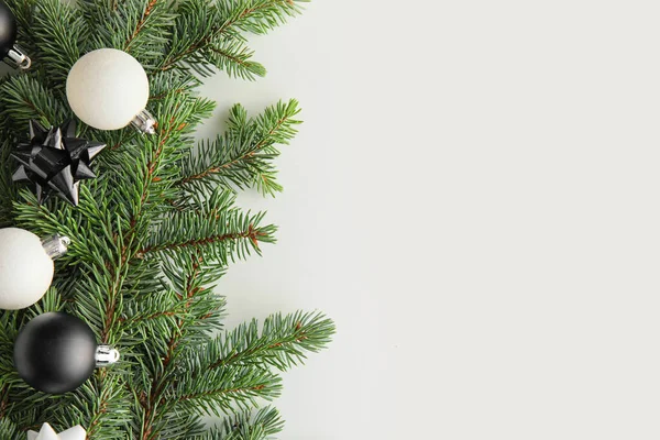 Beyaz Arka Planda Izole Edilmiş Noel Süslemeleri Olan Fidan Dalları — Stok fotoğraf