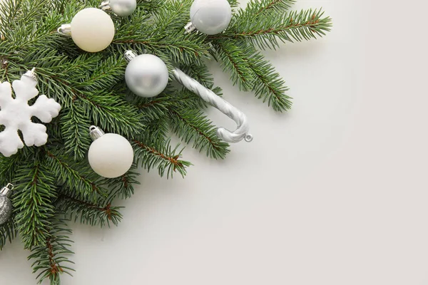 Σύνθεση Κλαδιά Ελάτης Και Χριστουγεννιάτικες Διακοσμήσεις Λευκό Φόντο — Φωτογραφία Αρχείου