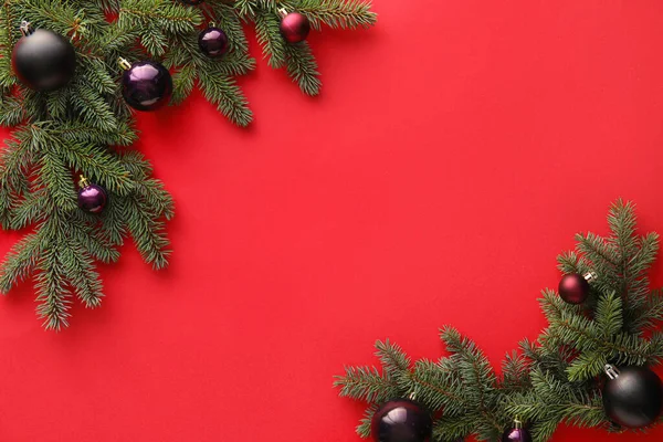 Ветки Ели Рождественскими Украшениями Красном Фоне — стоковое фото
