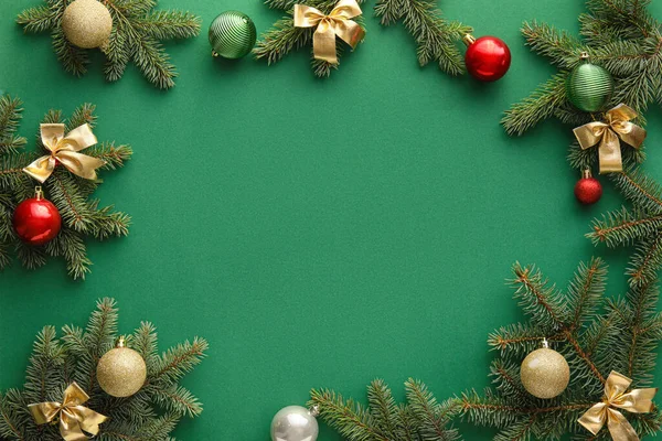 Rahmen Aus Tannenzweigen Und Weihnachtsschmuck Auf Grünem Hintergrund — Stockfoto