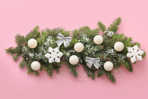 Julsammansättning Med Gran Grenar Dekorationer Och Snö Rosa Bakgrund — Stockfoto