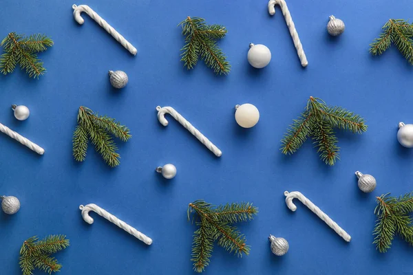 Mavi Arka Planda Dallar Noel Süslemeleri — Stok fotoğraf