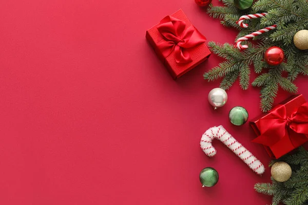モミの枝 クリスマスの贈り物や赤い背景の装飾と構成 — ストック写真