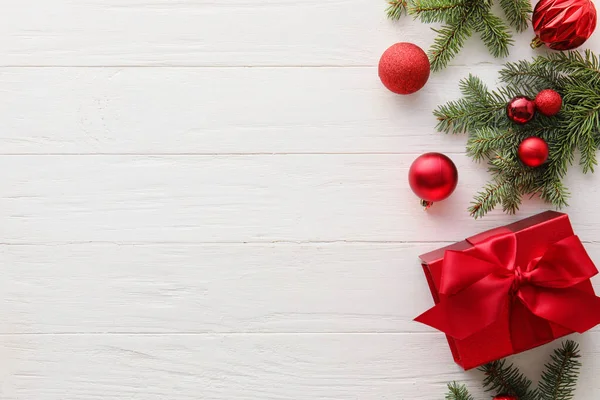 光の木製の背景にクリスマスボールとギフトボックスとフェアブランチ — ストック写真