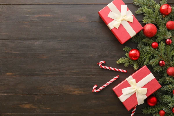 圣诞礼物 冷杉枝条和深色木制背景装饰的构图 — 图库照片