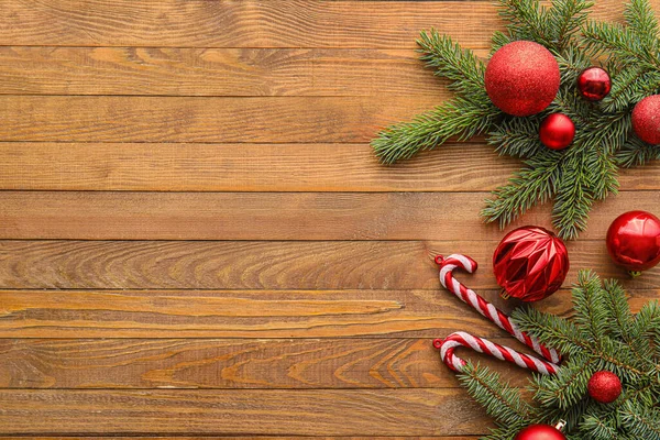 Tannenzweige Mit Weihnachtsschmuck Auf Holzgrund — Stockfoto