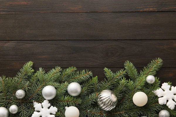 Χριστουγεννιάτικη Σύνθεση Κλαδιά Ελάτης Και Διακόσμηση Σκούρο Ξύλινο Φόντο — Φωτογραφία Αρχείου