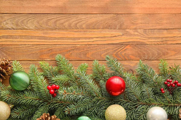 Noel Kompozisyonu Köknar Dalları Ahşap Arka Planda Süslemeler — Stok fotoğraf