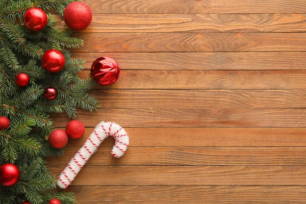 Ramas Abeto Con Decoraciones Navideñas Sobre Fondo Madera — Foto de Stock