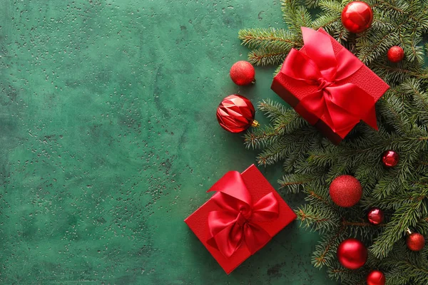 Fir Κλαδιά Μπάλες Χριστούγεννα Και Δώρα Στο Φόντο Χρώμα — Φωτογραφία Αρχείου